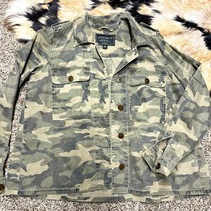Lucky camo button up